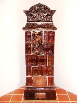 Stara lončena peč v hiši, ki služi kot razstavni prostor za izdelke domače obrti